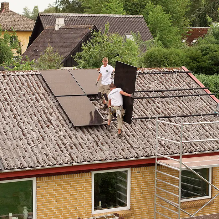 Solceller læges på taget