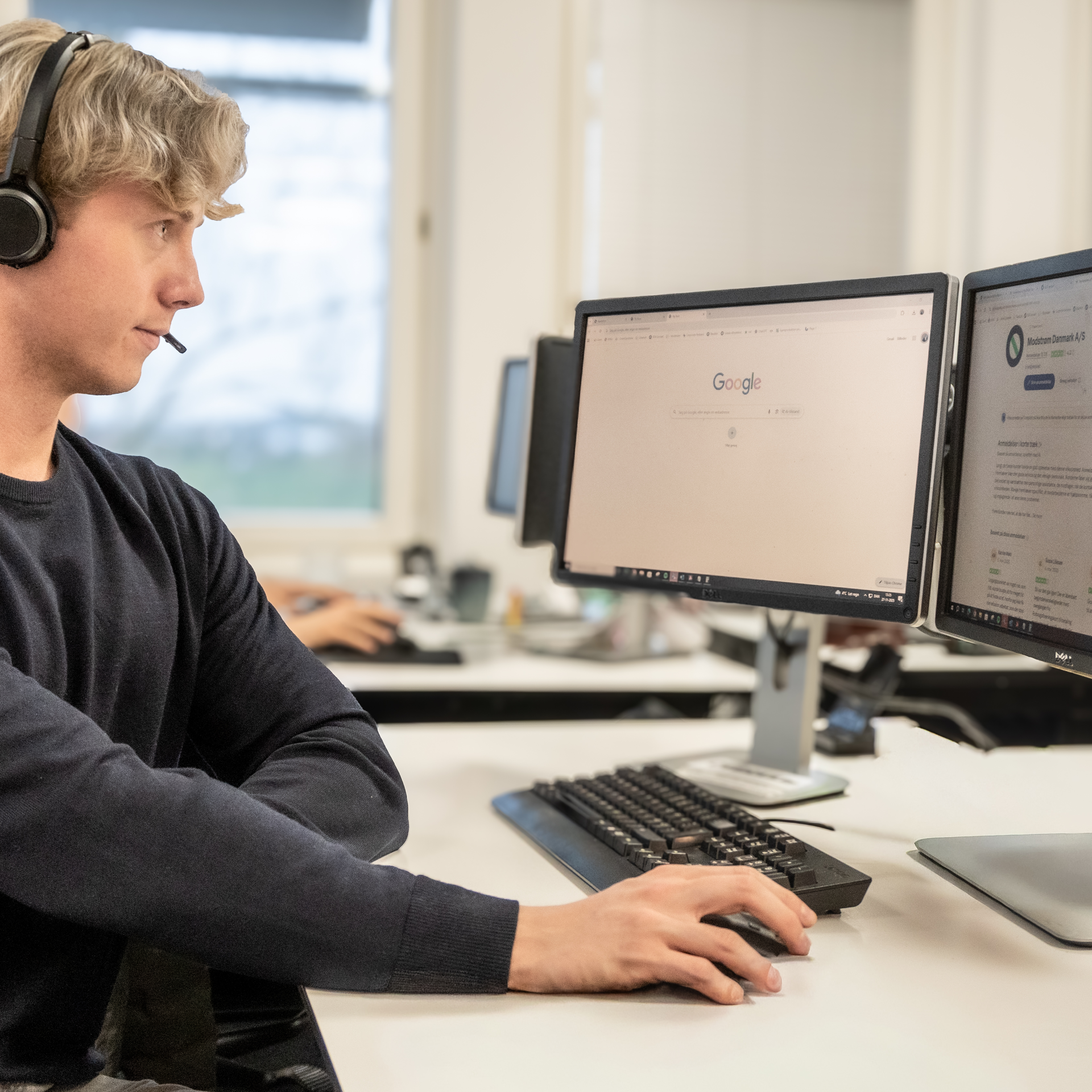 Kundeservicemedarbejder besvarer opkald