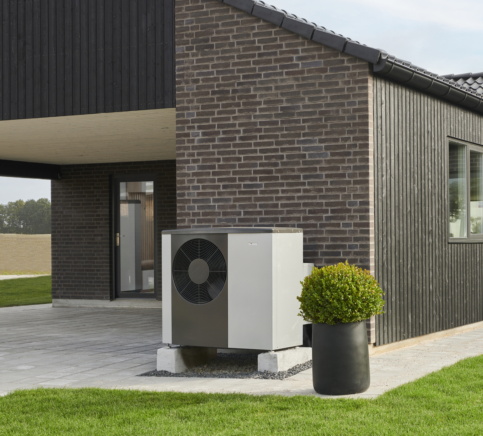 Varmepumpe foran murstenshus 