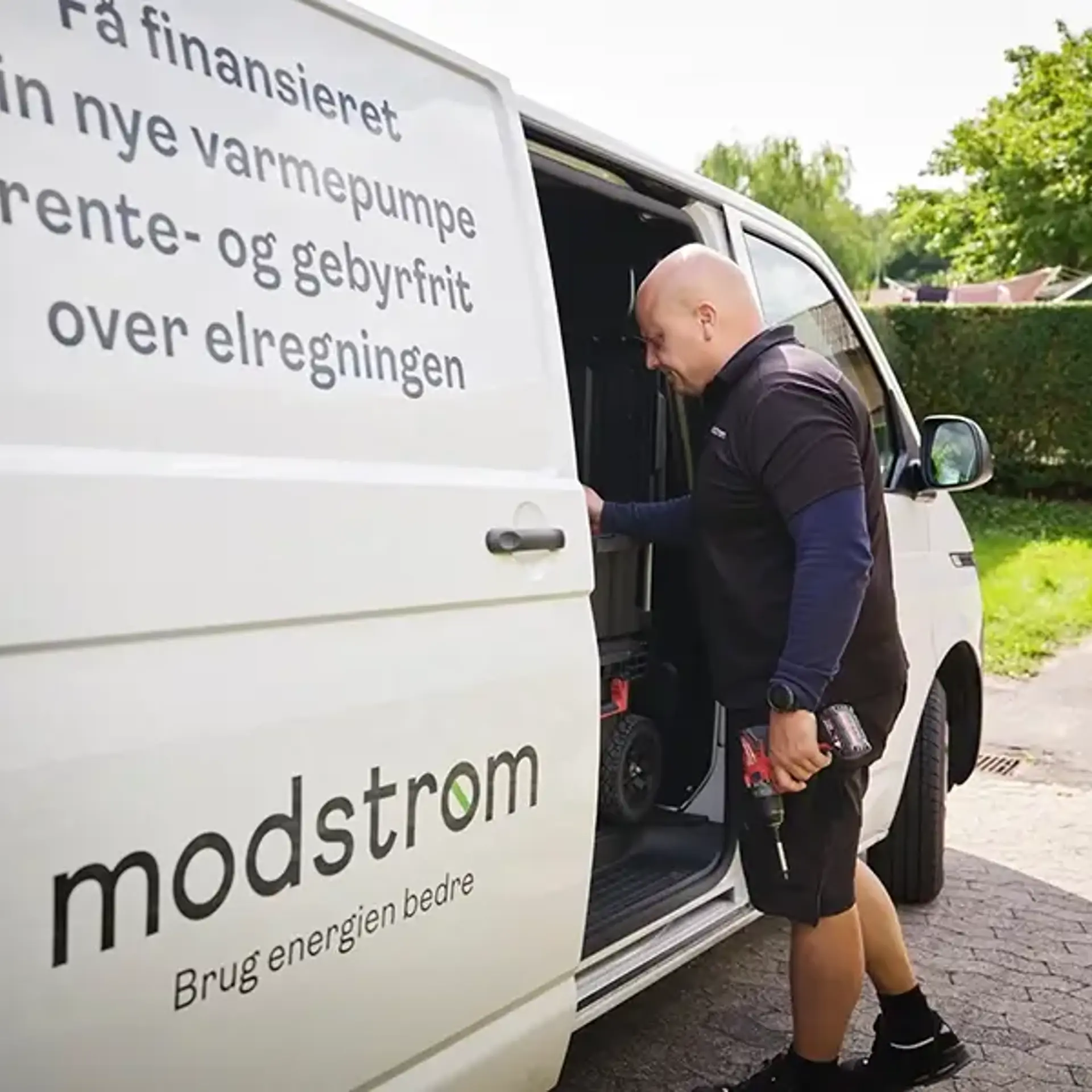 Vi leverer og installerer varmepumpen