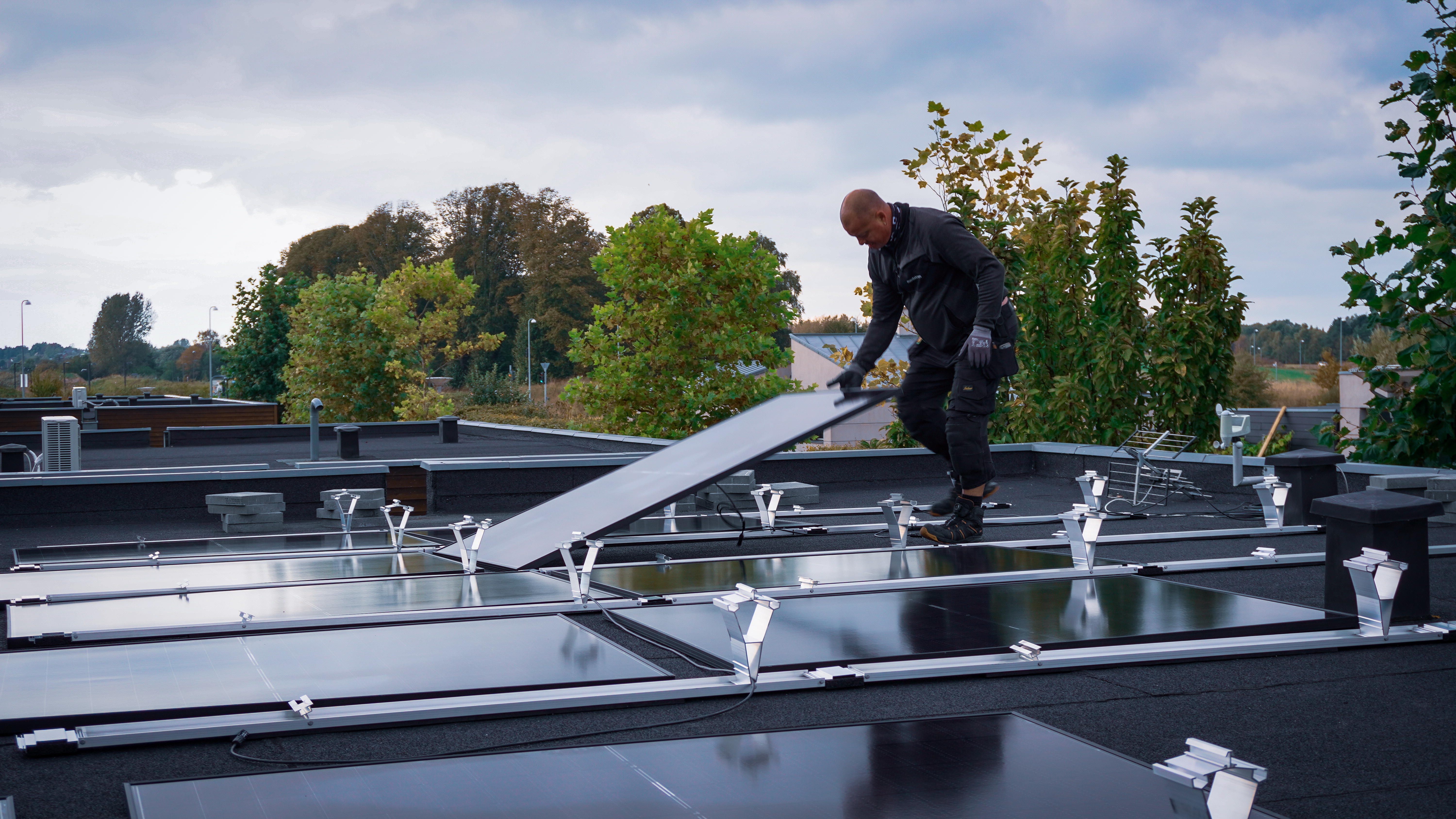 Modstrøm medarbejder lægger solceller på tag