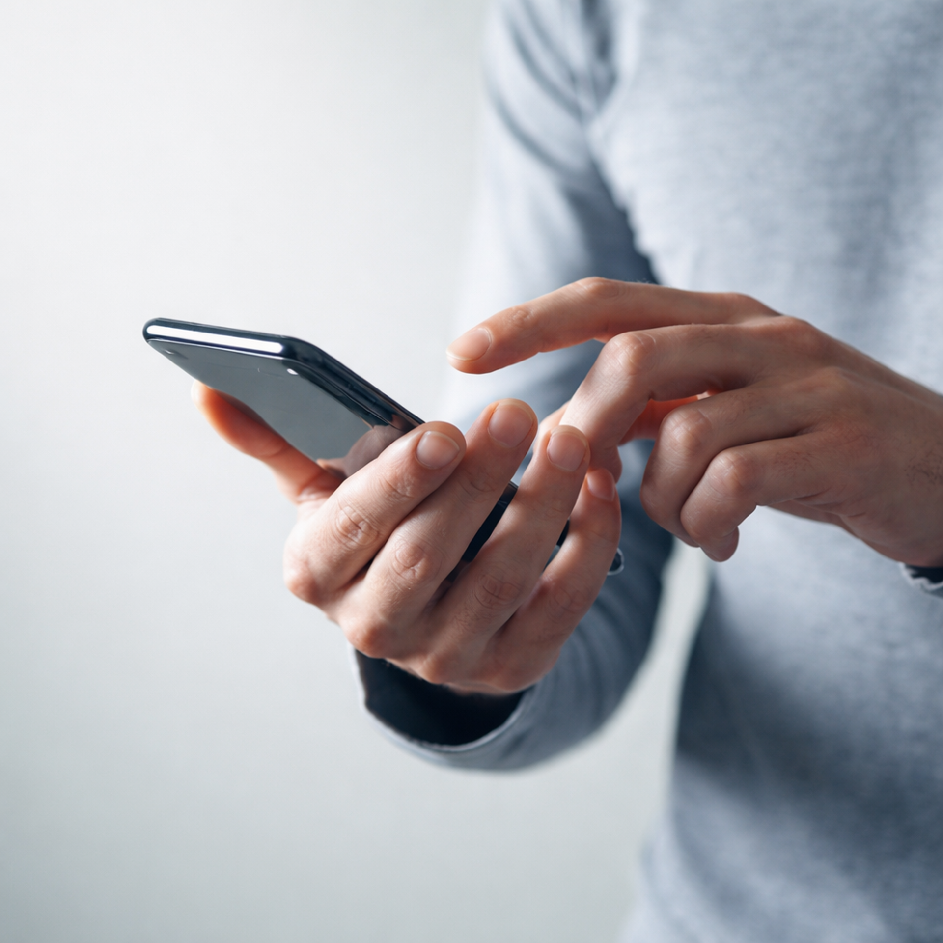 Person bruger smartphone til styring af indeklima