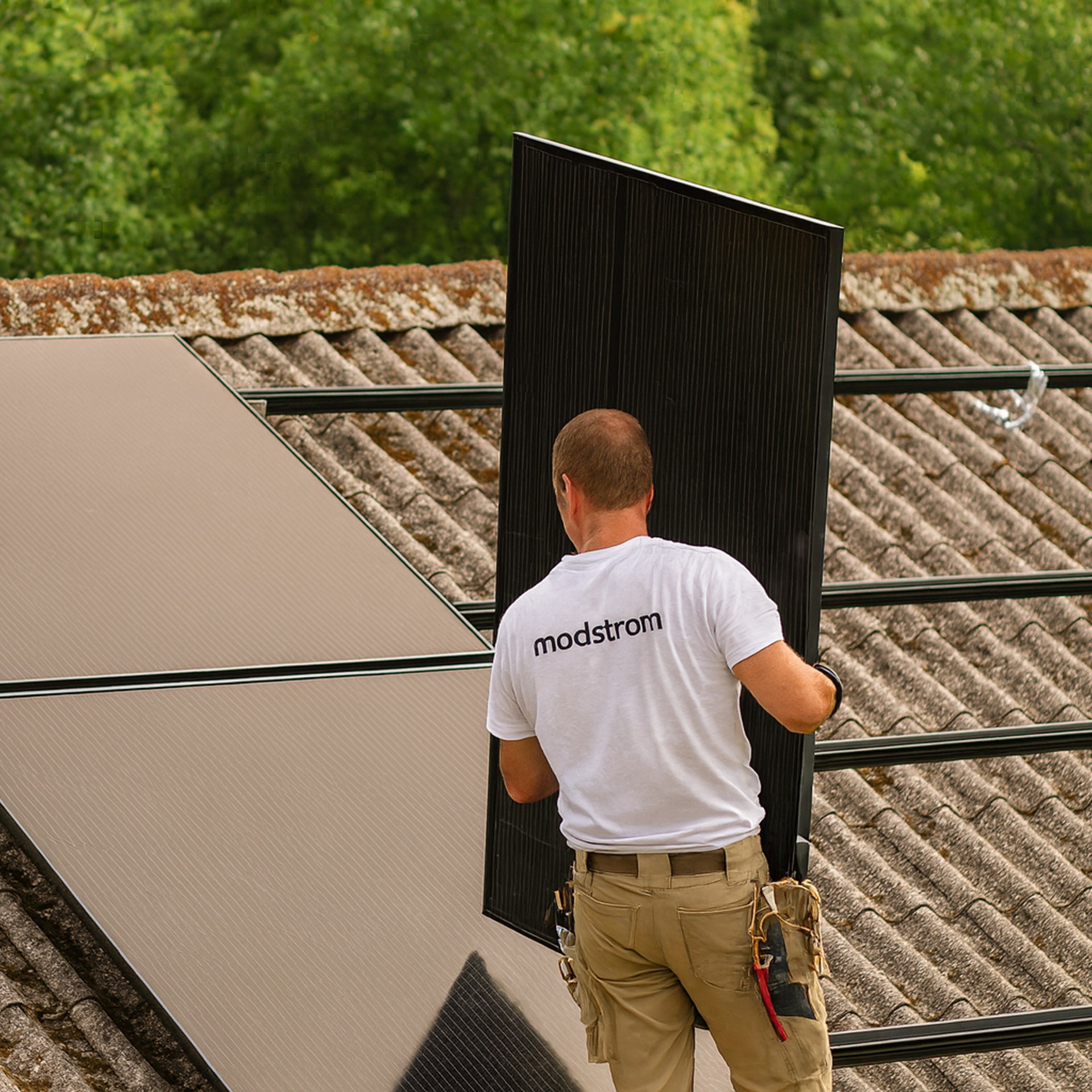 Montører installerer solpaneler til solcelleanlæg på tag