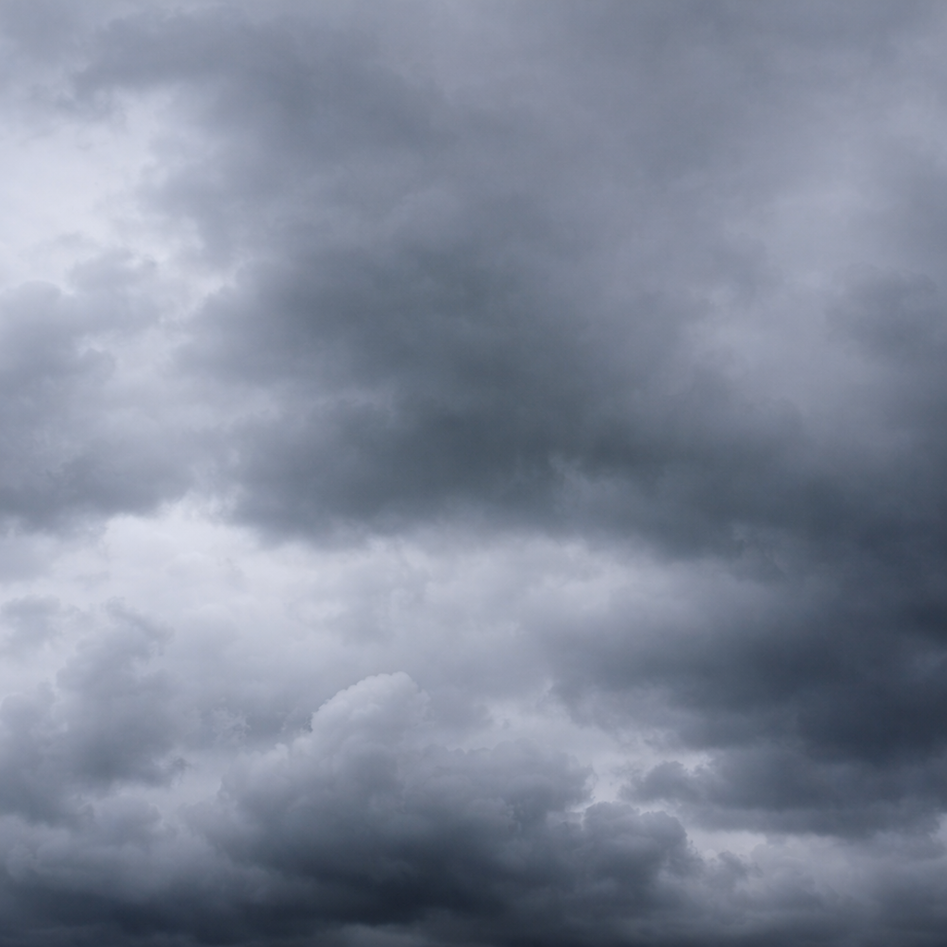 Stormfuld himmel som illustrerer overtryk og undertryk
